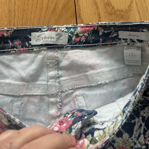 Seven7 Floral Print Skinny Jeans Denim Blue Pink Womens Size 4 Flowers Pants - Picture 3 of 9